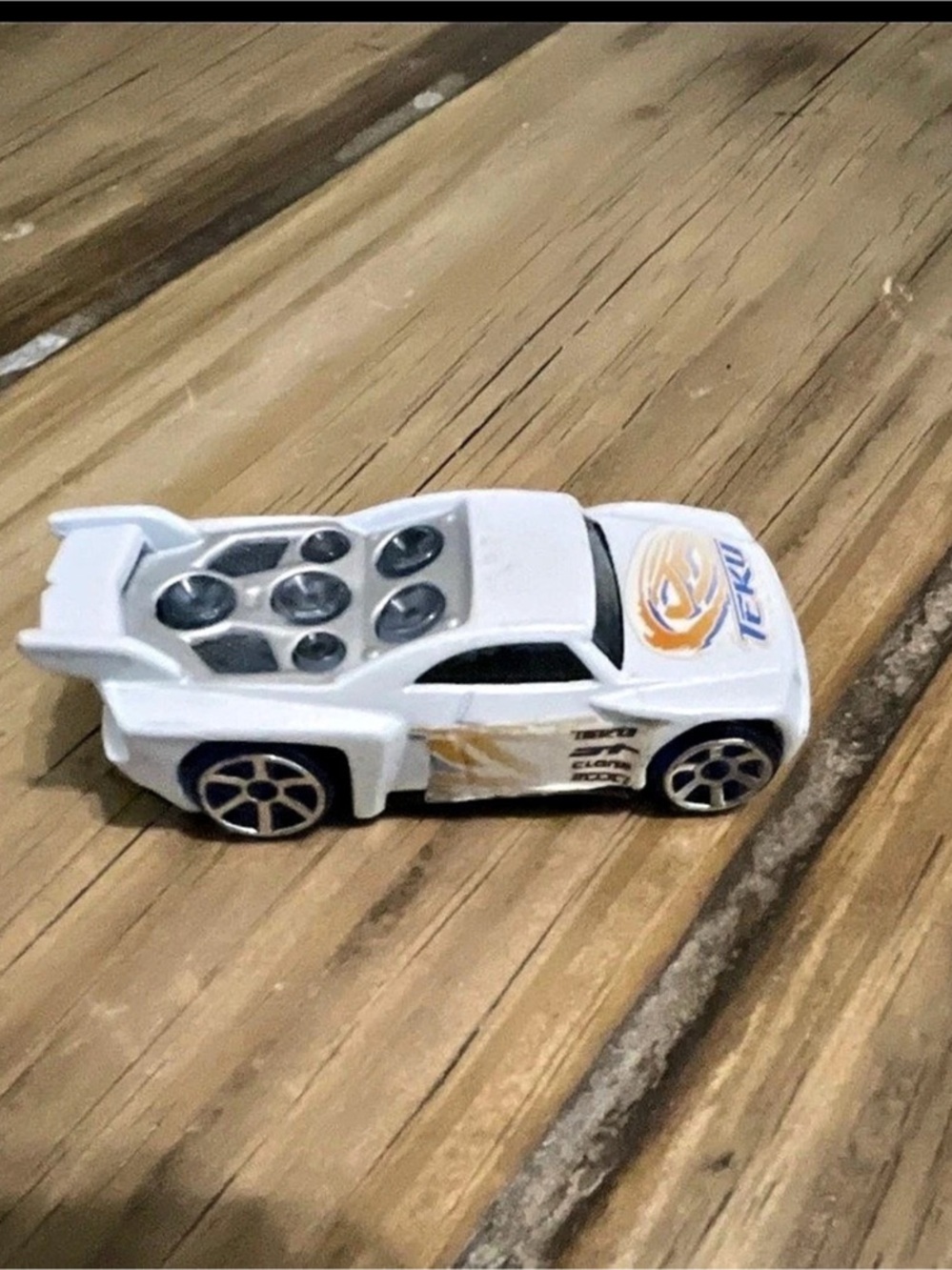 Hot Wheels Synkro (Teku Series) ) White & Blue Toy Race Car 2005 McDonald’s